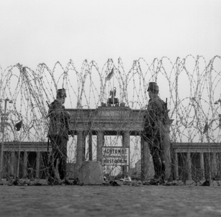 Illustration for article titled Kempinganalfabéták a Vadvirágban ( Stasi-ügyek a Balatonnál)